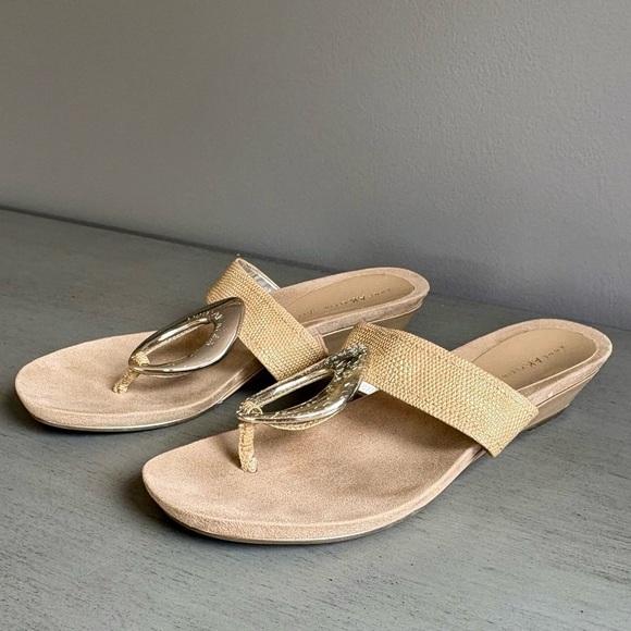 Anne Klein AK Women Tan Wedge Sandal Slide Thong 8 Neutral Gold Circle Summer - Picture 11 of 13